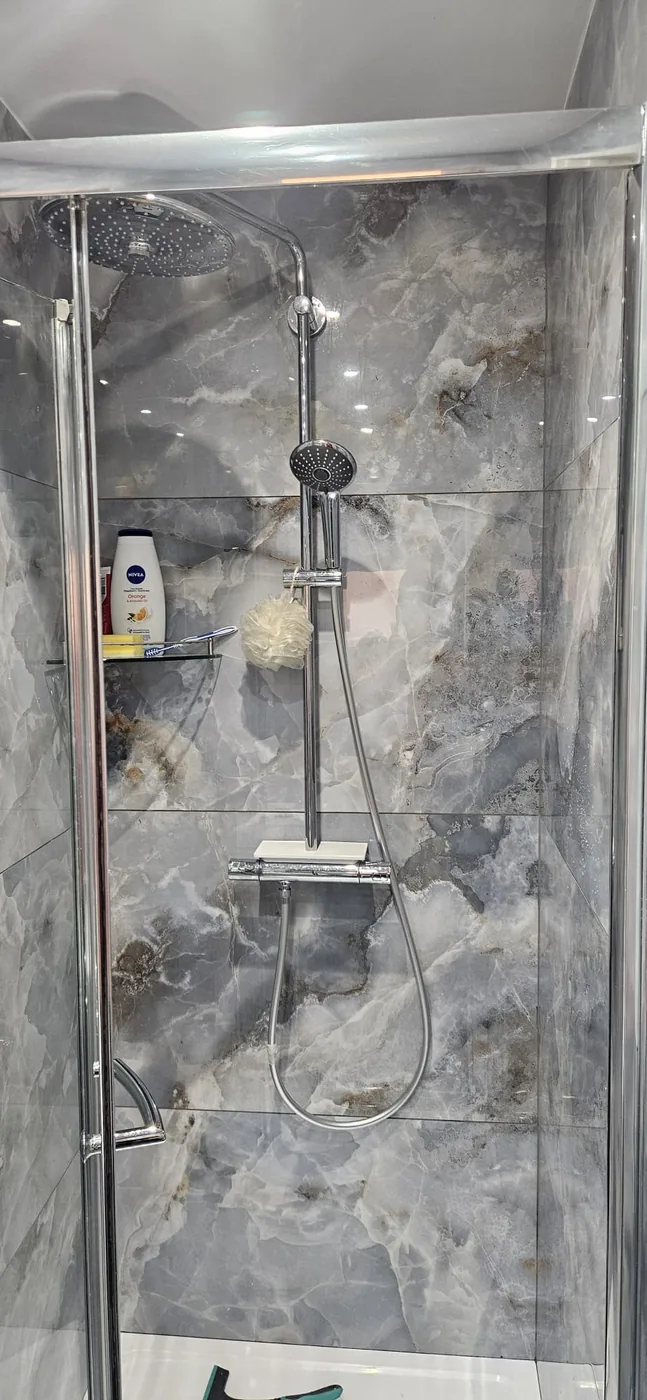 Grey onyx-effect shower enclosure · chrome thermostatic shower