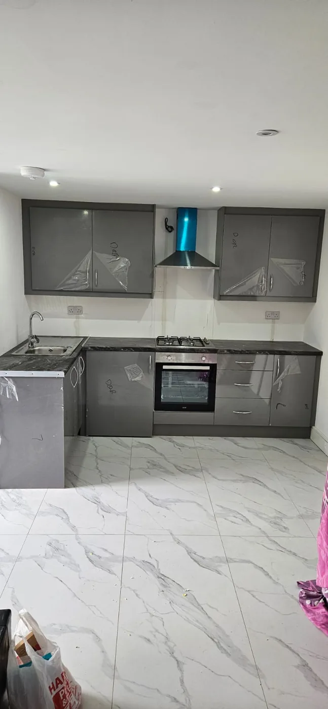 Grey gloss kitchen · black worktop · fresh install