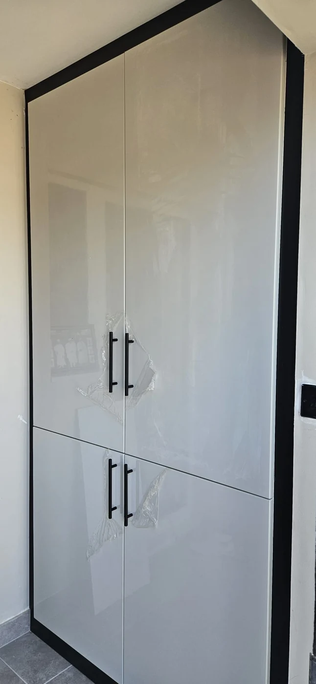 White high-gloss wardrobe · black aluminium frame