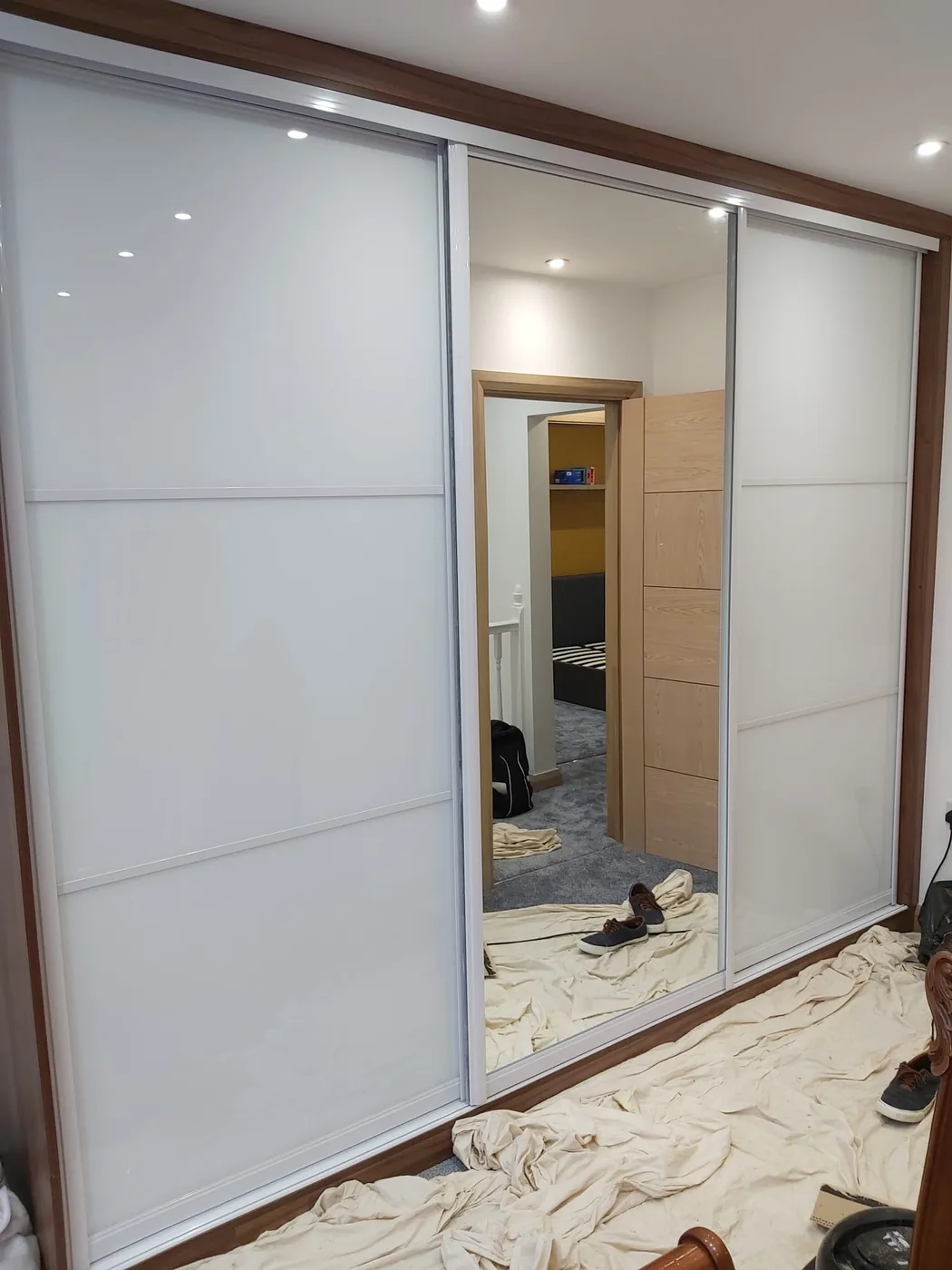 Black gloss sliding wardrobe · mirror & white panels