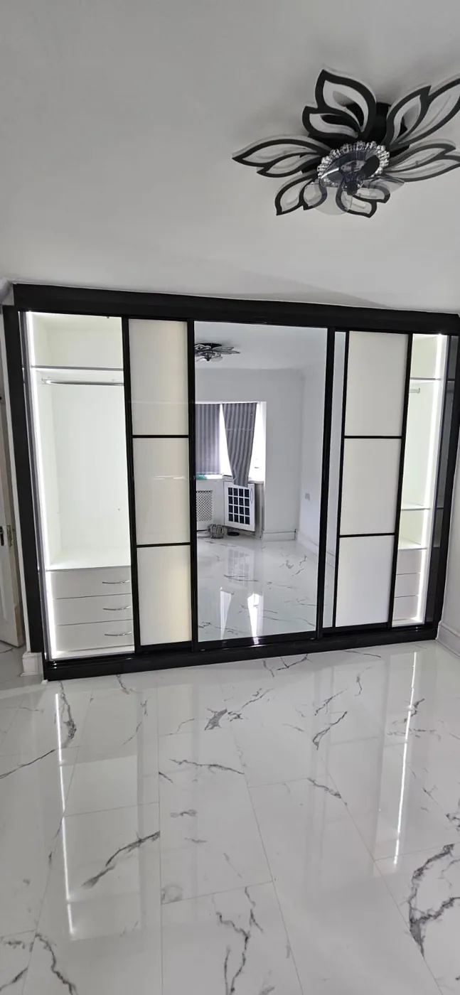 Walnut wood-effect sliding wardrobe