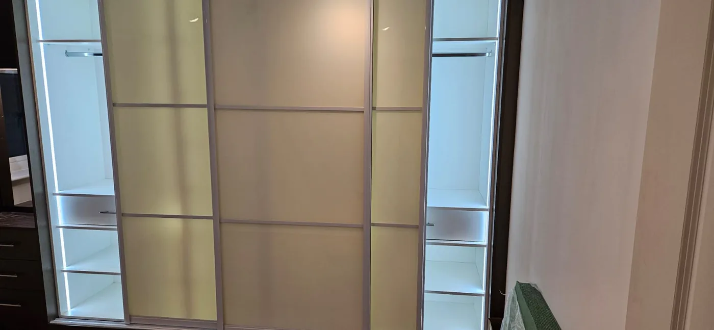 Mushroom & grey marble-effect sliding wardrobe