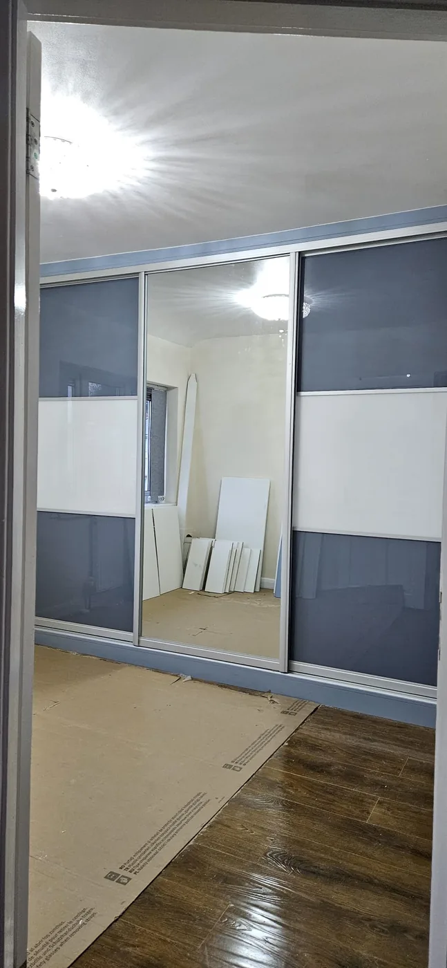 Slate-blue & white sliding wardrobe · mirror centre panel